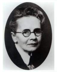 Julia Morgan was the first woman to qualify for an female licensed architect in California and teh first architect west of the Mississippi to use concrete reinforced with steel.